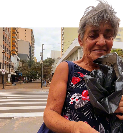 Retornar abençoa catadora de latinhas